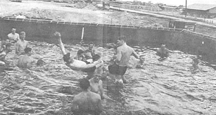 "Holiday Inn" pool